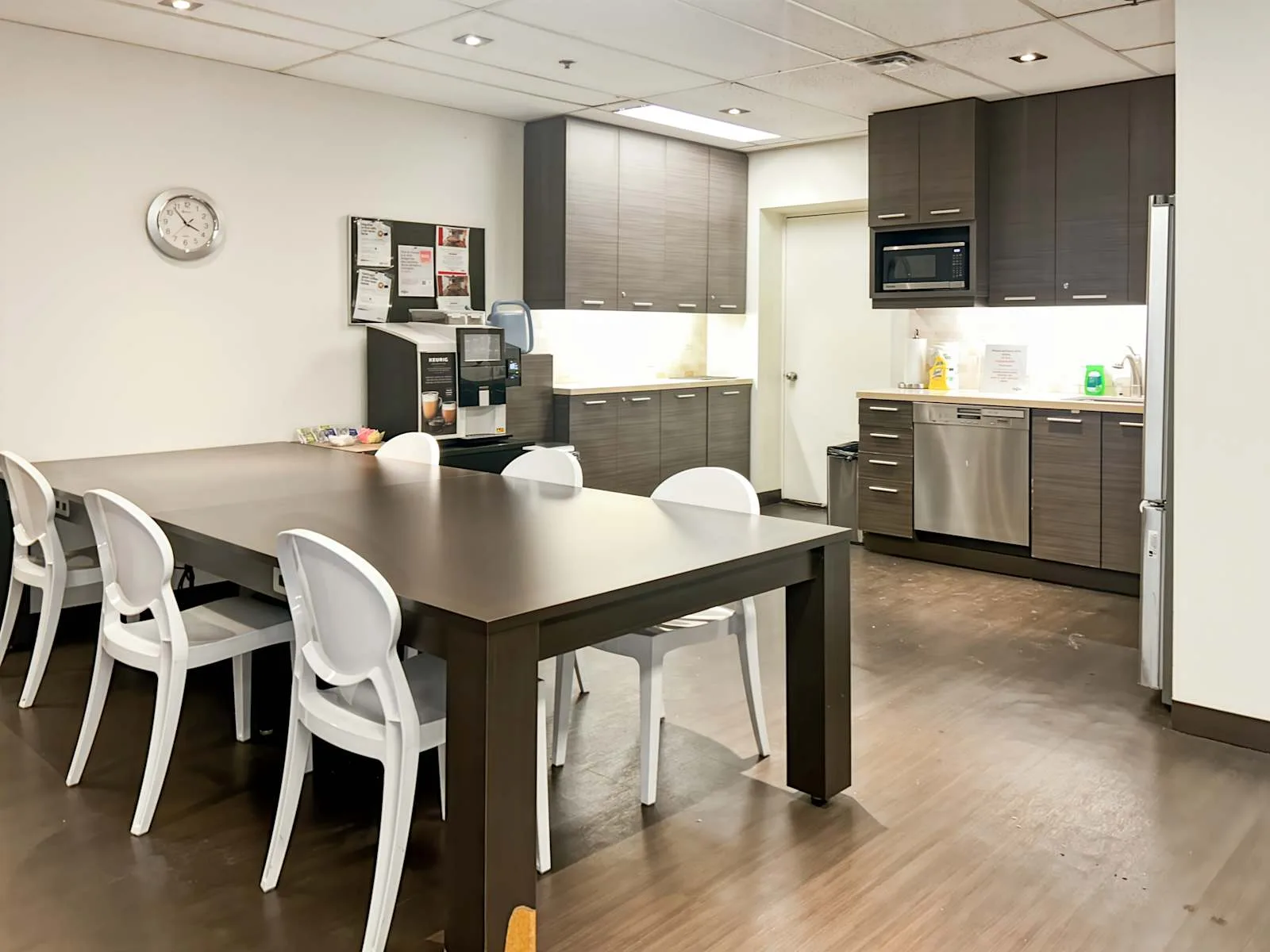 Regus QC, Montreal - Cathcart & McGill, Kitchen, Montreal, QC