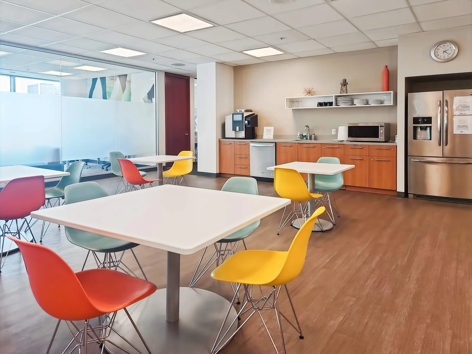 Regus QC, Montreal - Rene Levesque, Cafeteria, Montreal, QC