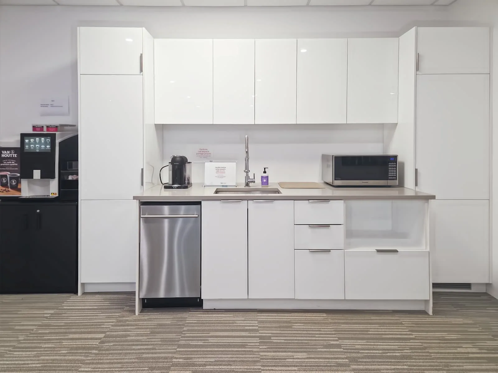 Regus QC, Verdun - Pl Du Commerce, Kitchen, Verdun, QC