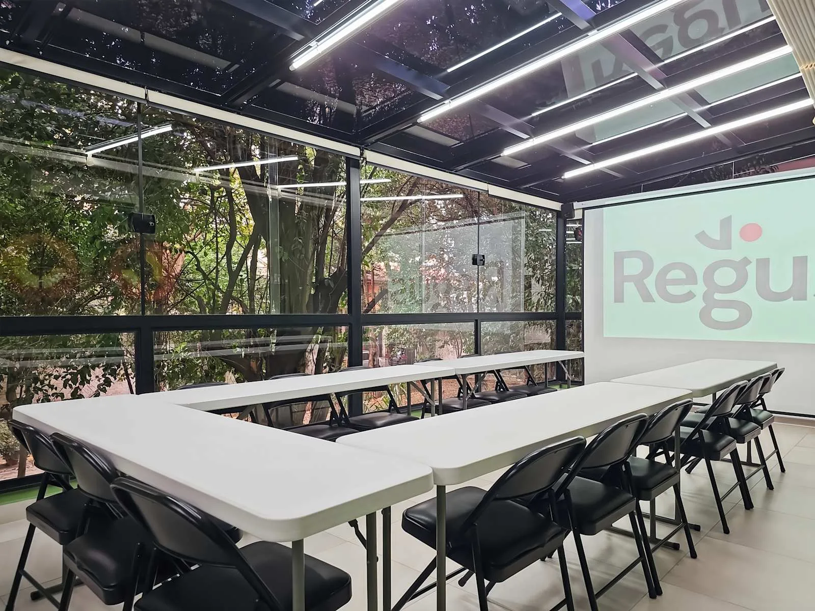 Regus Sao Paulo, Itaim Bibi, Sala de formação para 14 pessoas, São Paulo