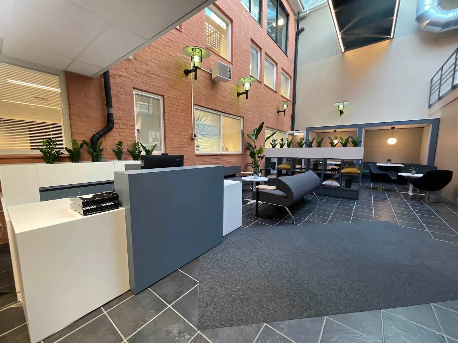 Regus Sarpsborg, Jernbanegata, Reception, Sarpsborg