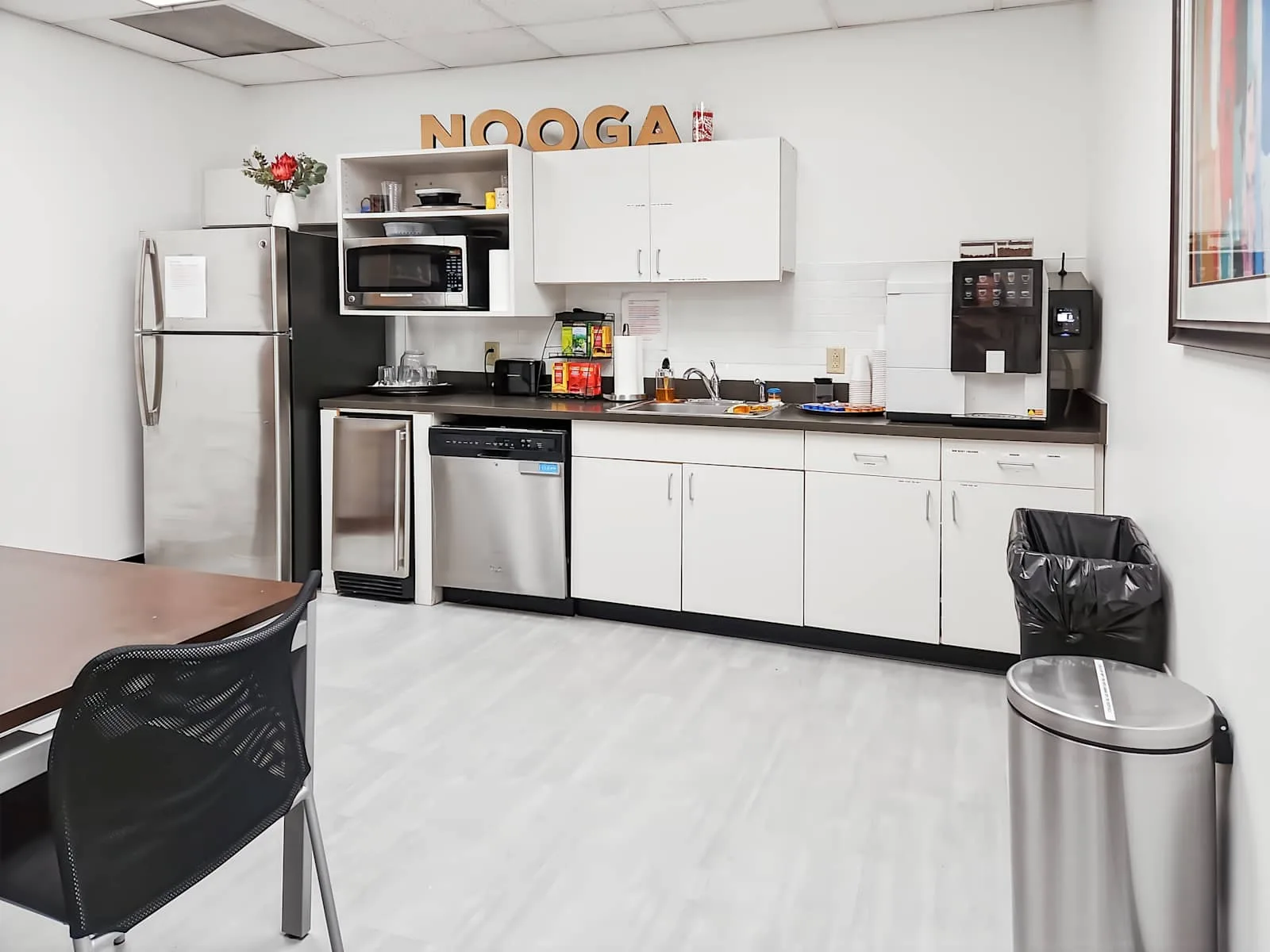 Regus TN, Chattanooga - Tallan Financial Center, Kitchen, Chattanooga, TN