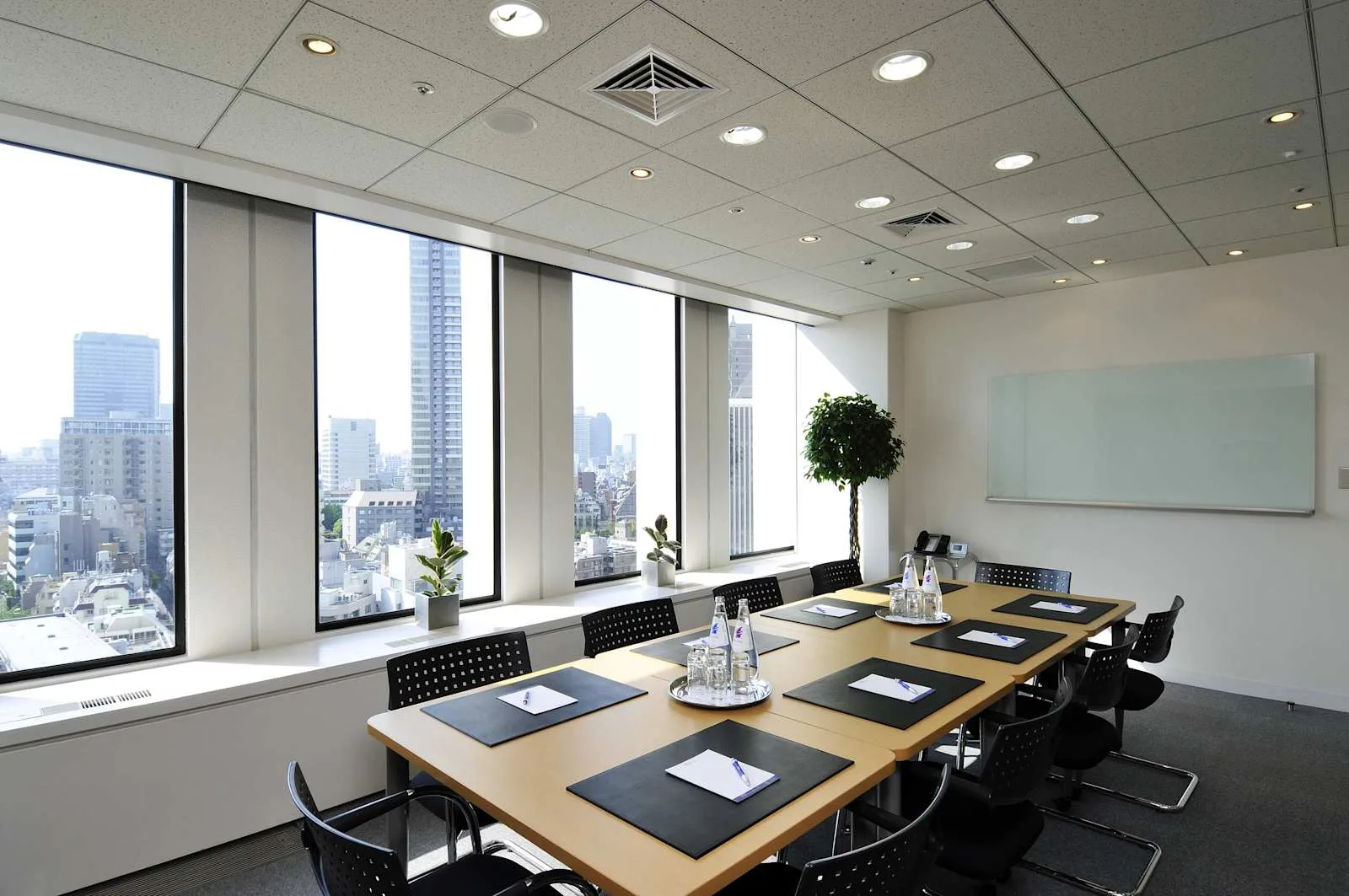 Regus TOKYO, Ark Hills、会議室（8名）、東京