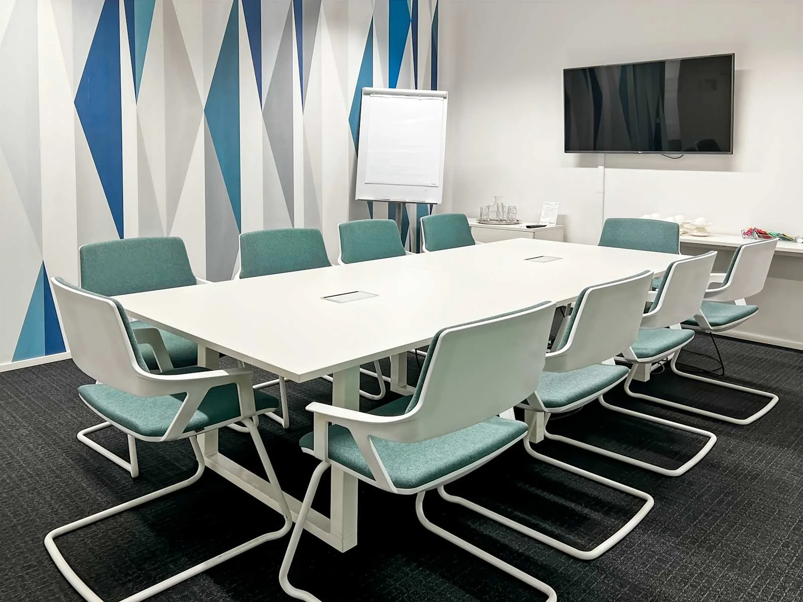 Regus VANTAA, Aviabulevardi, Kokoushuone 9 hengelle, Vantaa