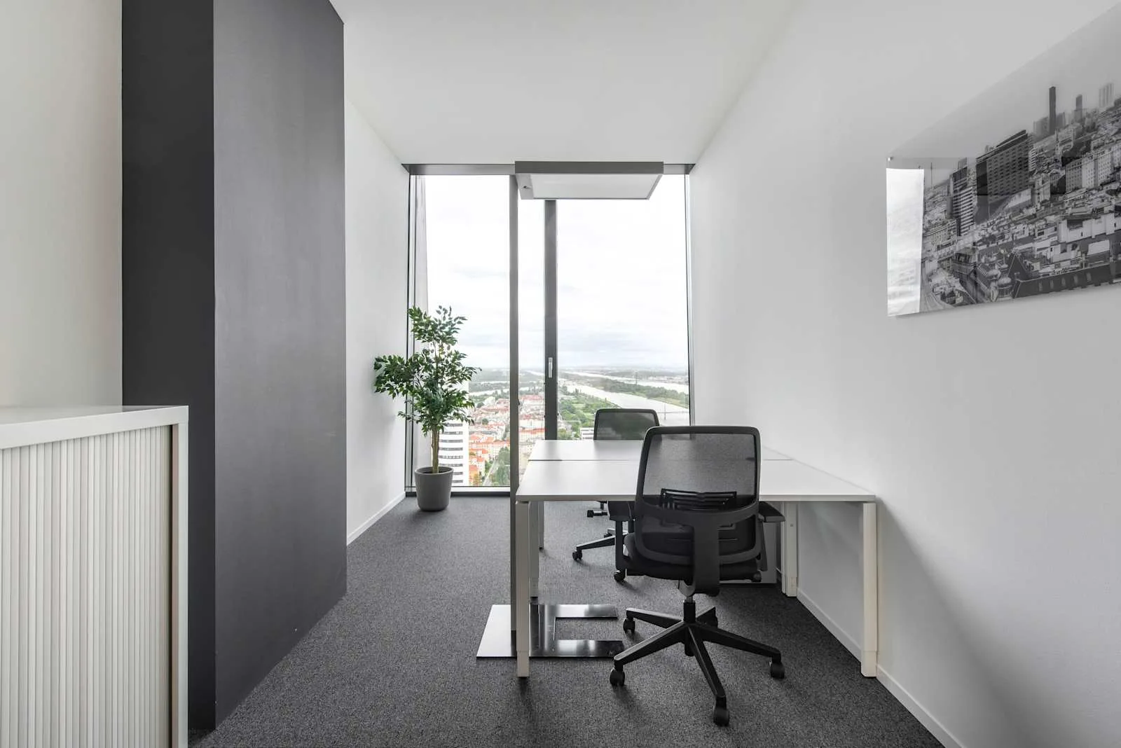 Regus VIENNA, DC Tower, Private office, 2 desks, Vienna