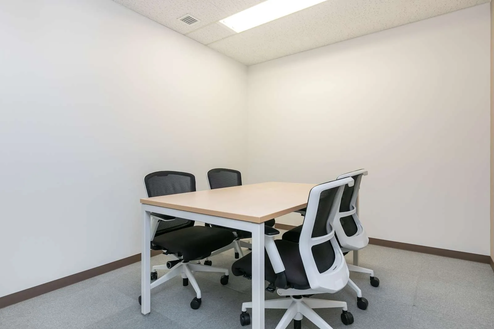 Regus YOKOHAMA, Yokohamaeki Nishiguchi、会議室（4名）、横浜