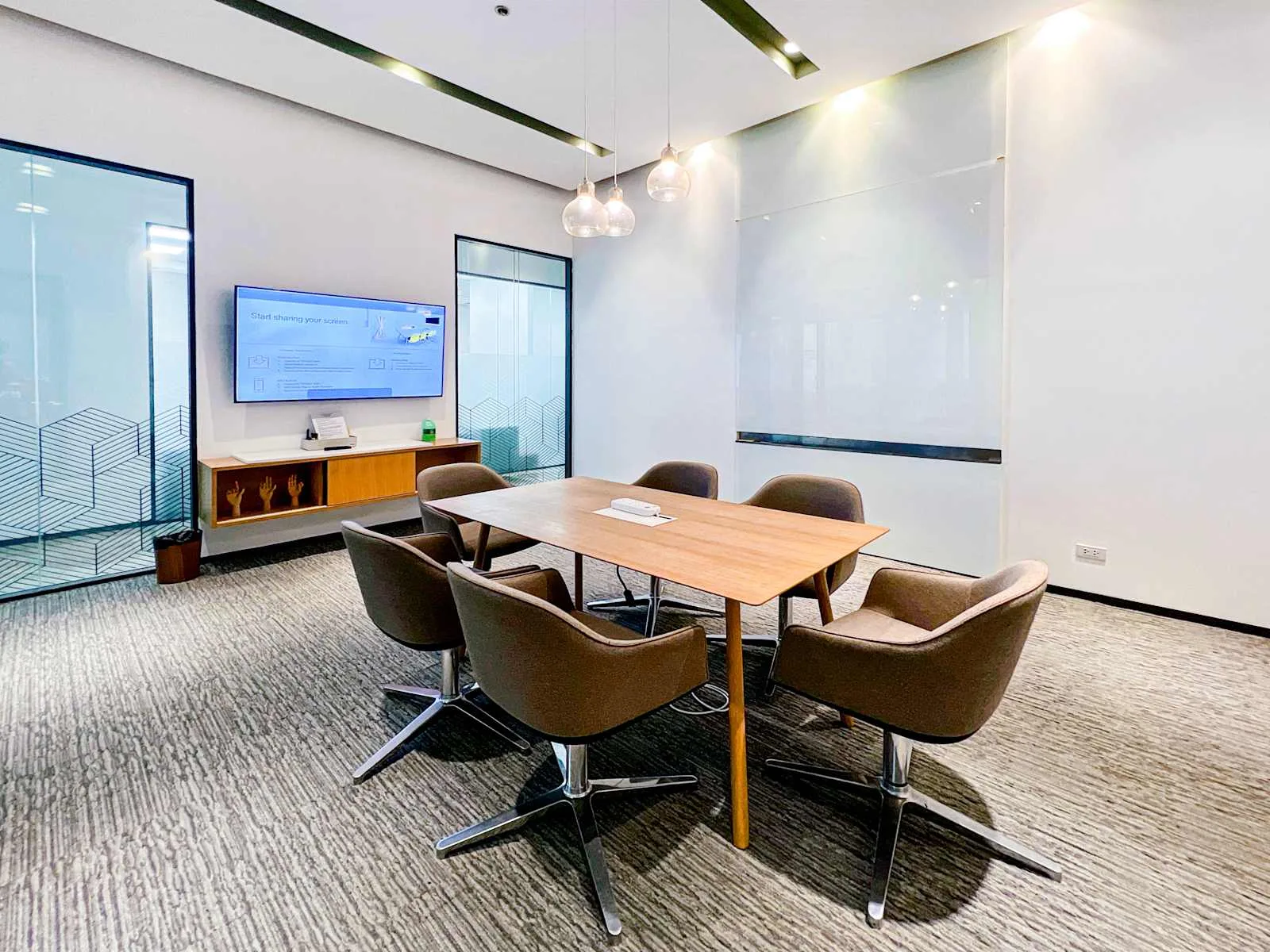 Spaces MANILA, Spaces World Plaza, Bonifacio Global City, Meeting room for 6 people, Manila