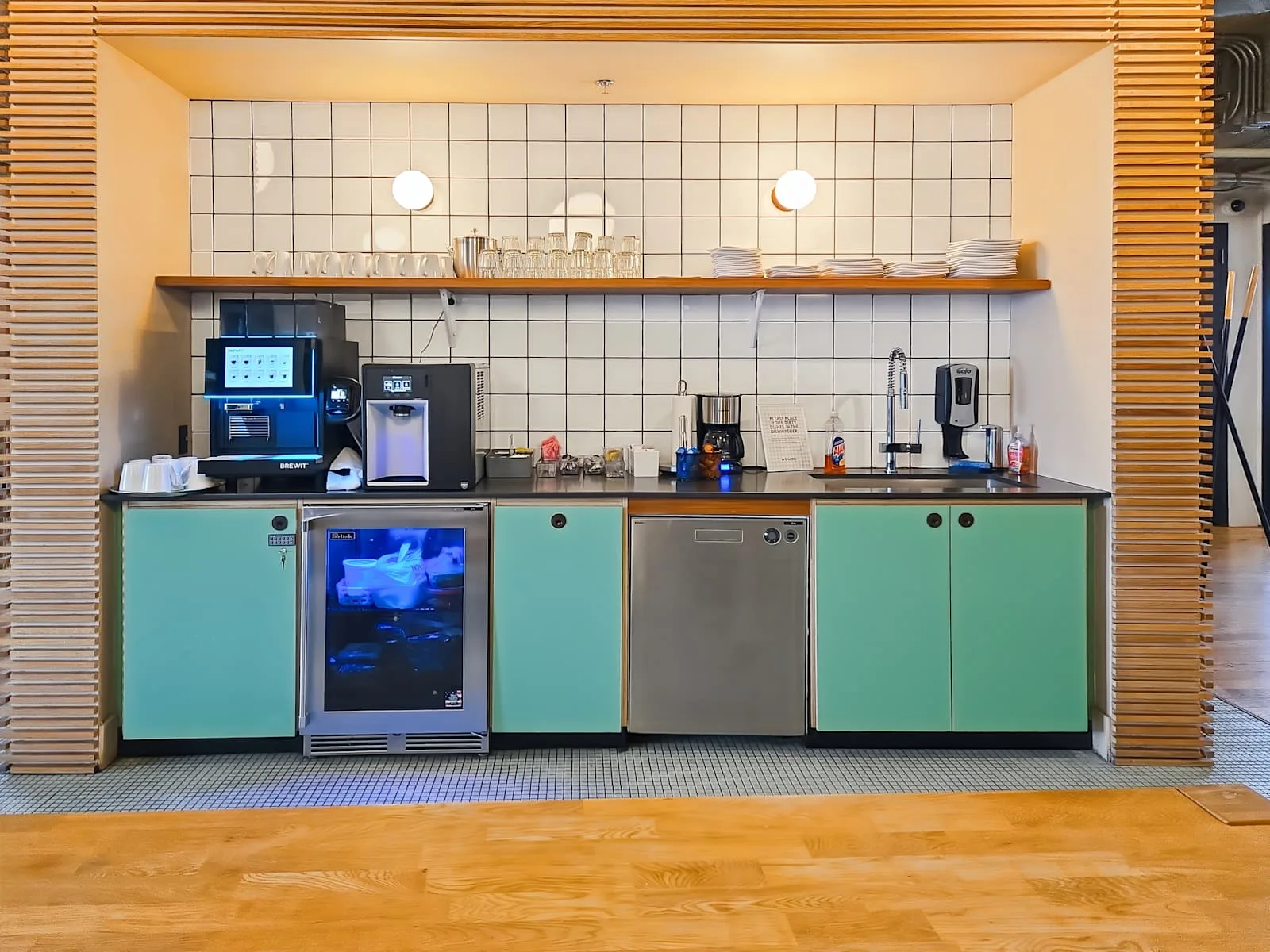 Spaces MO, Kansas City - Walnut Street, Kitchen, Kansas City, MO