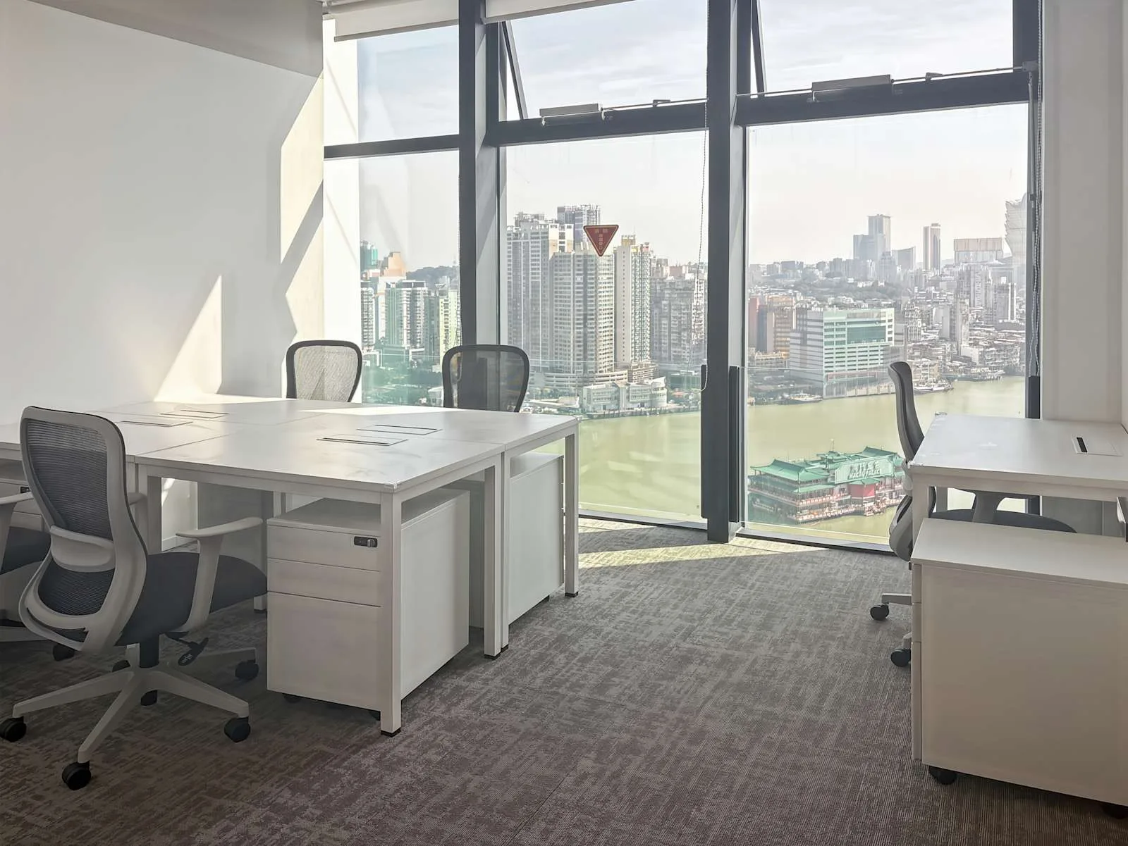 Spaces Zhuhai, Skyline Center、5个工位的独立办公室、Zhuhai