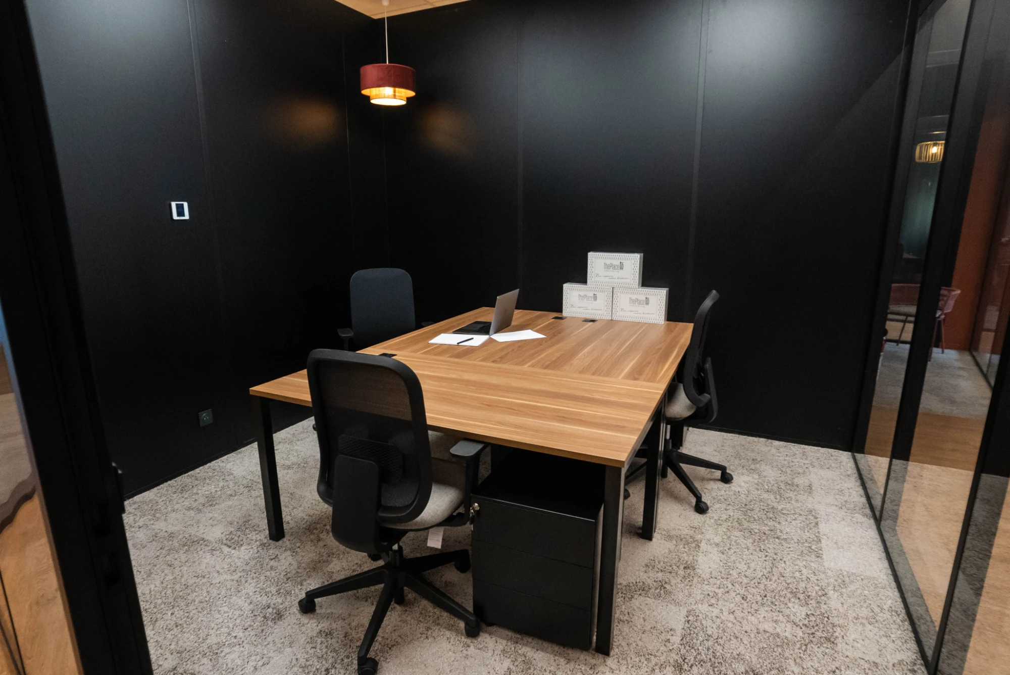 Salle de réunion 4 personnes — The Place To - La Gravade