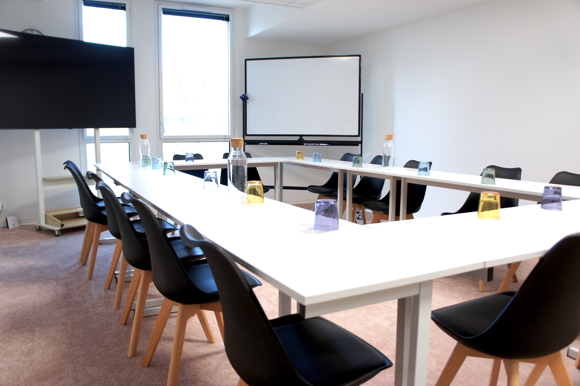 Salle de réunion 16 personnes  — ALVEA LOC