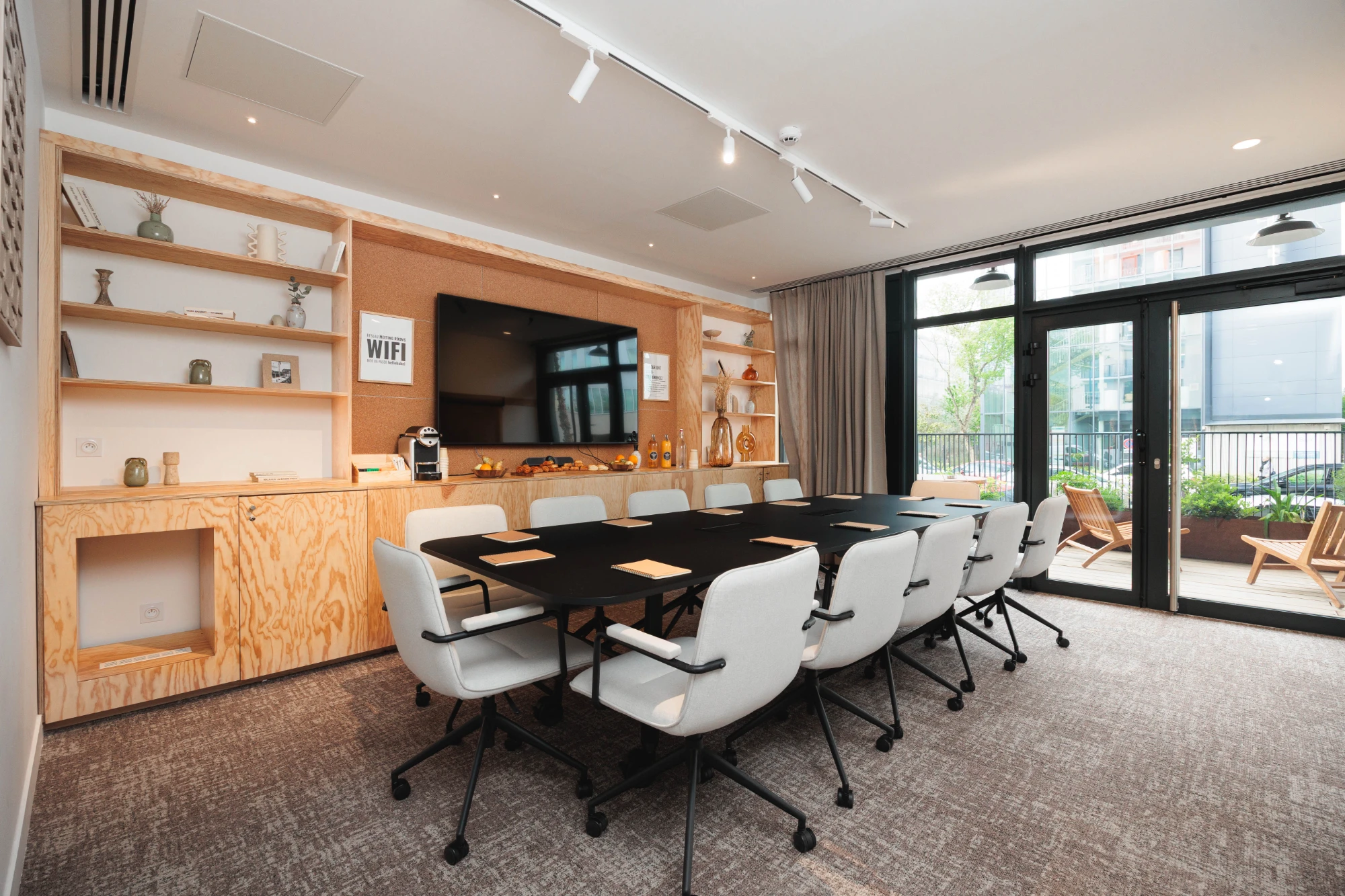 Salle de réunion 12 personnes · The Babel Community | Montigny-le-Bretonneux