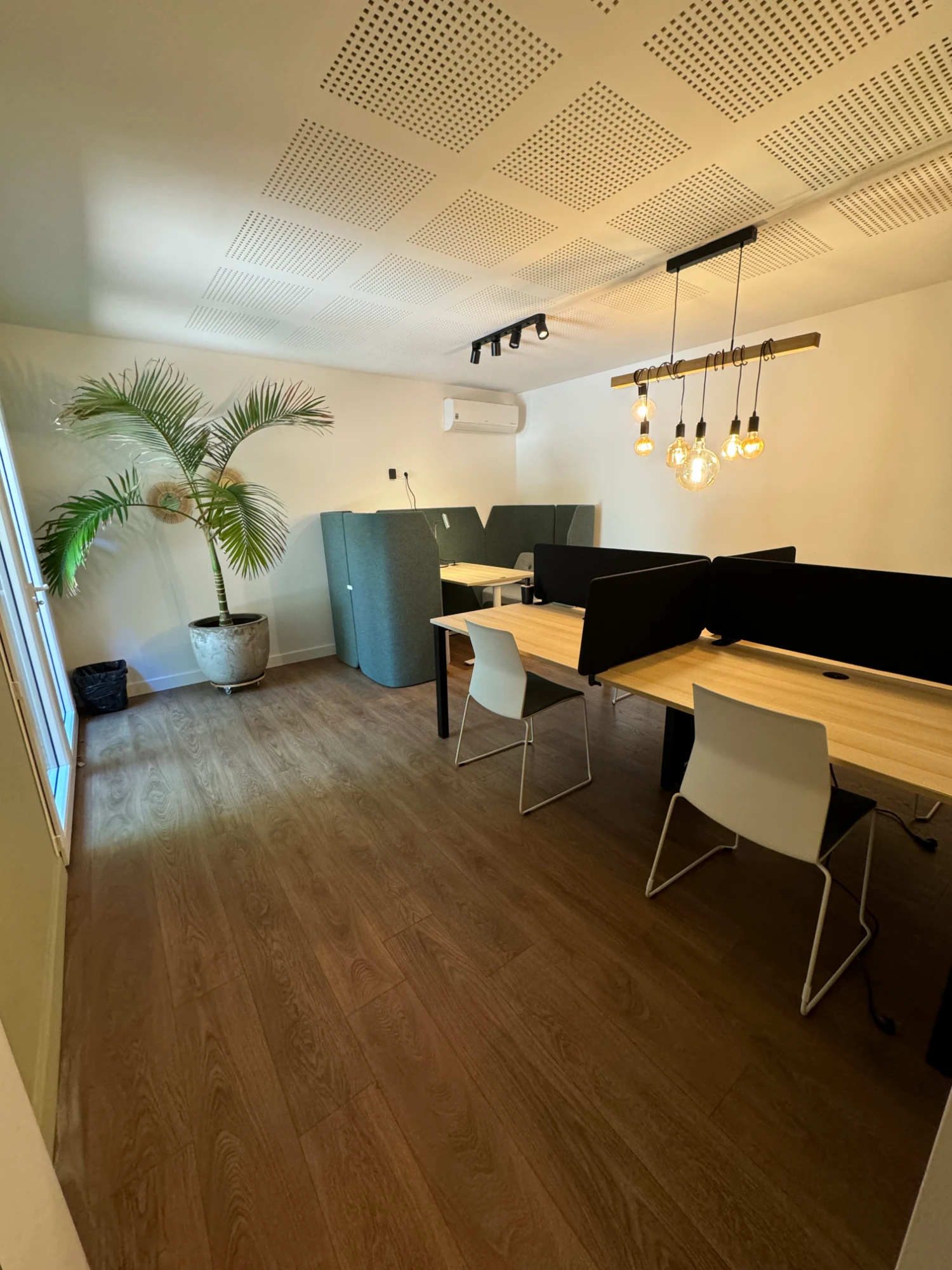 Poste nomade en open space — The Place To - La Gravade
