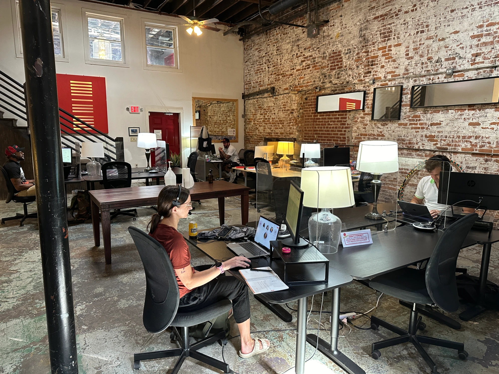Hot desk in open space · Alkaloid Networks