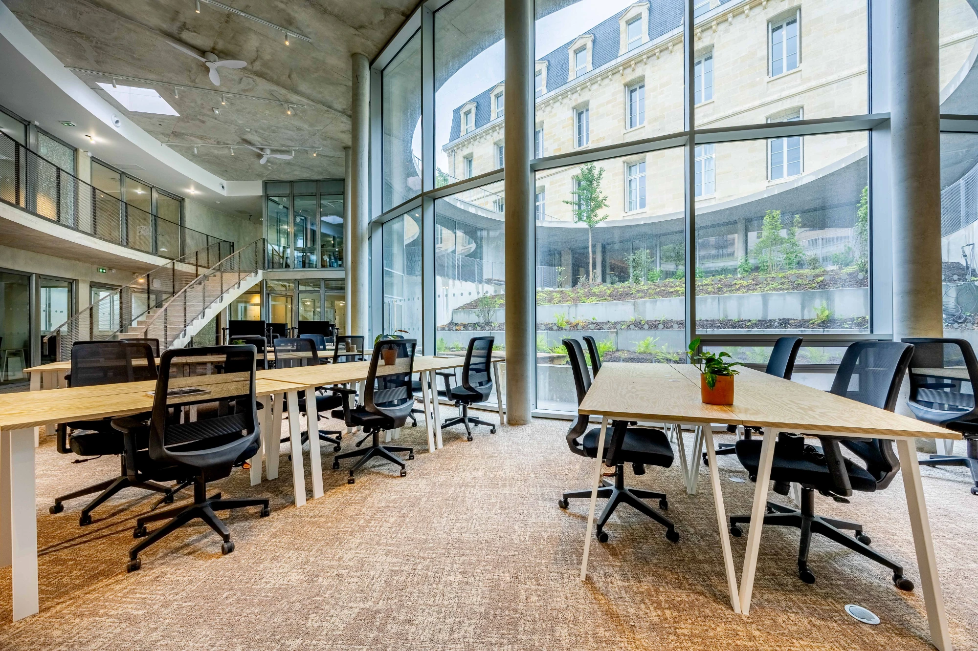Poste nomade en open space · The Babel Community | Bordeaux