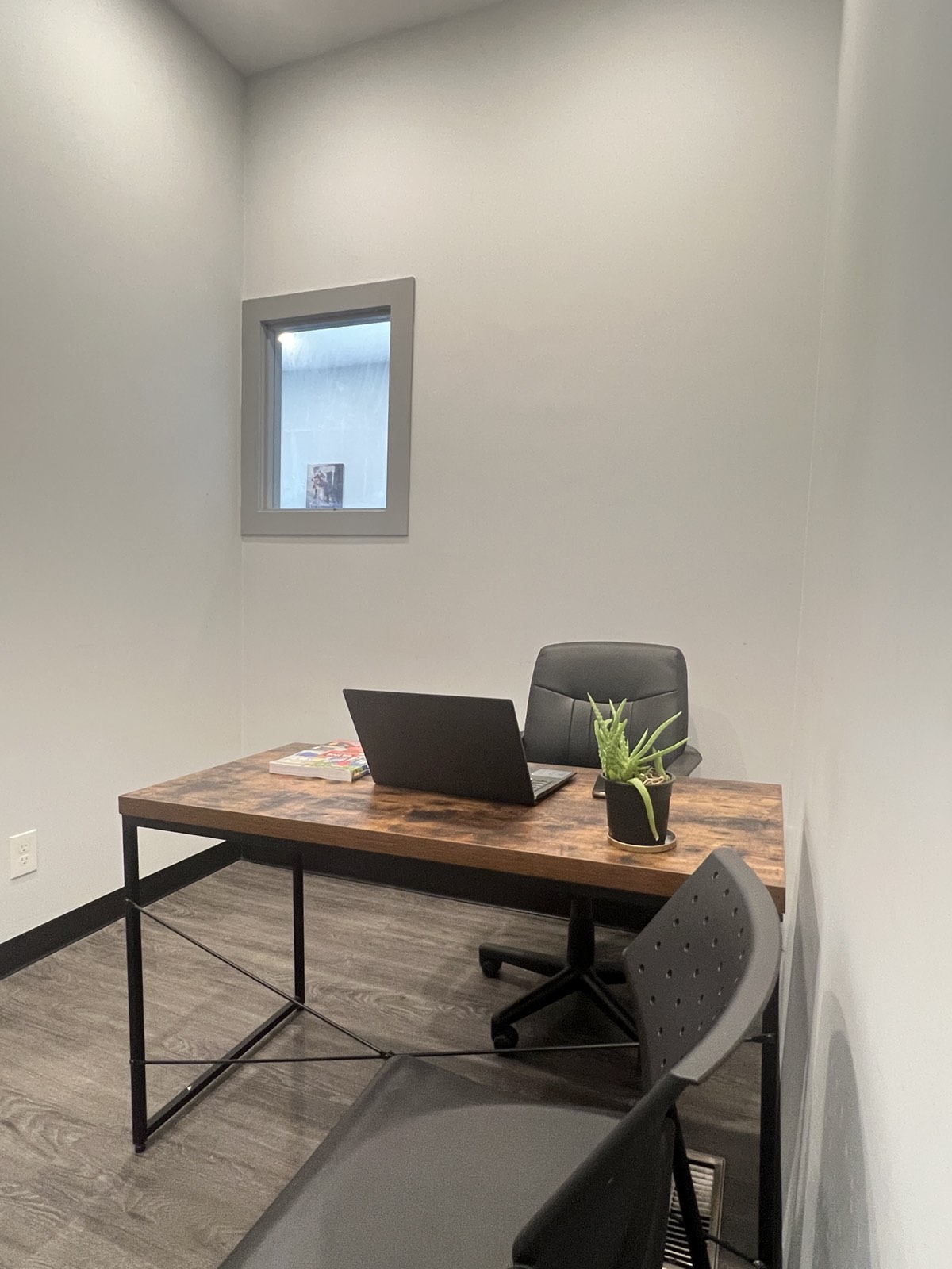 888 Business Center, Private office, 1 desk, Winnipeg, MB