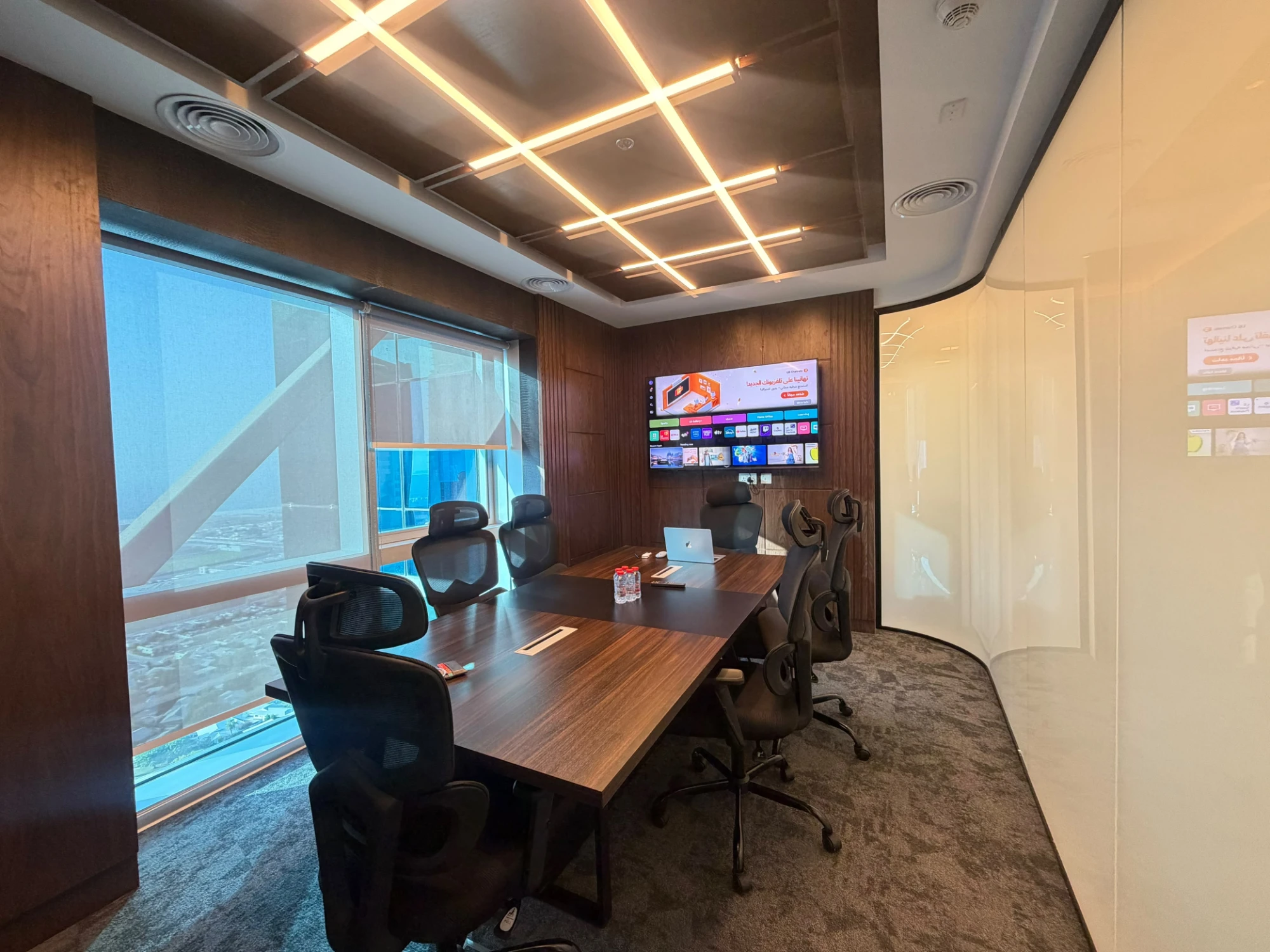Luxury Meeting Room for 8 - BEACH VIEW · Hoomanix Business Center