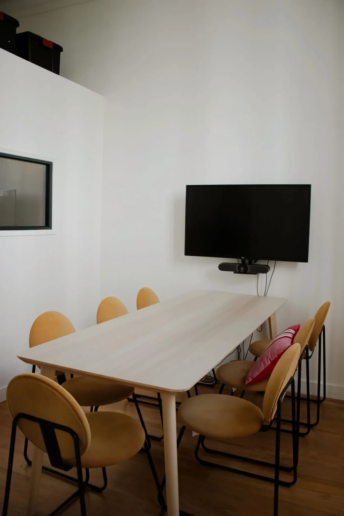 Deskapad 13 Ecuries, Meeting room for 6 people, Paris 10e