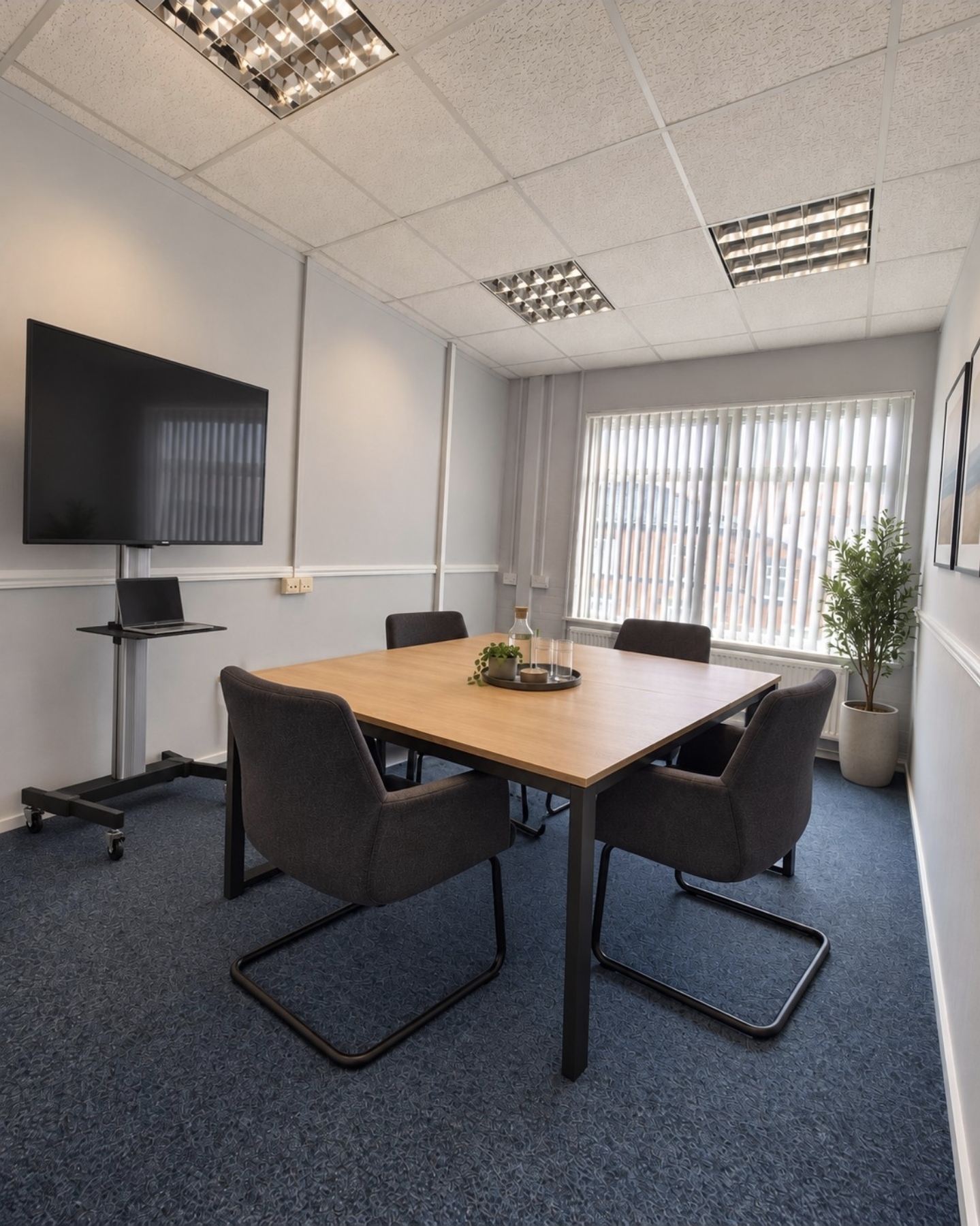 Meeting room 4 people — Serene Workspaces
