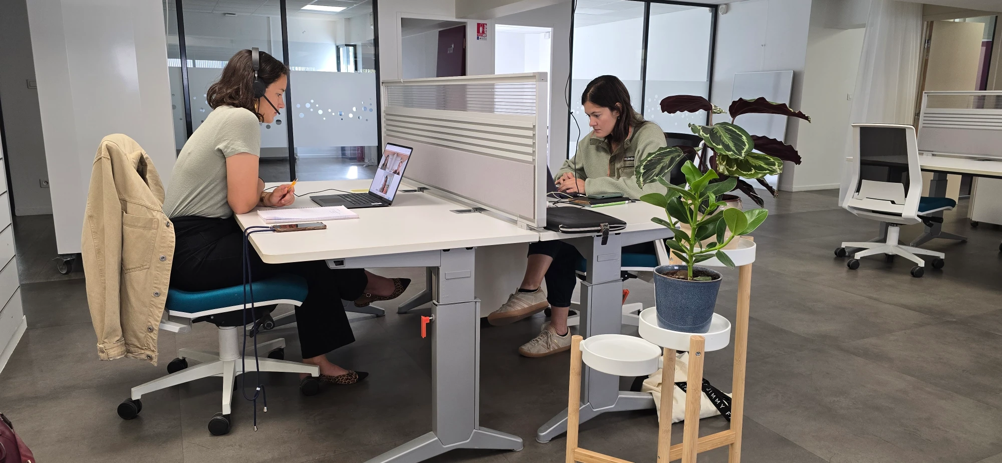 Poste nomade en open space — Lab7 Coworking