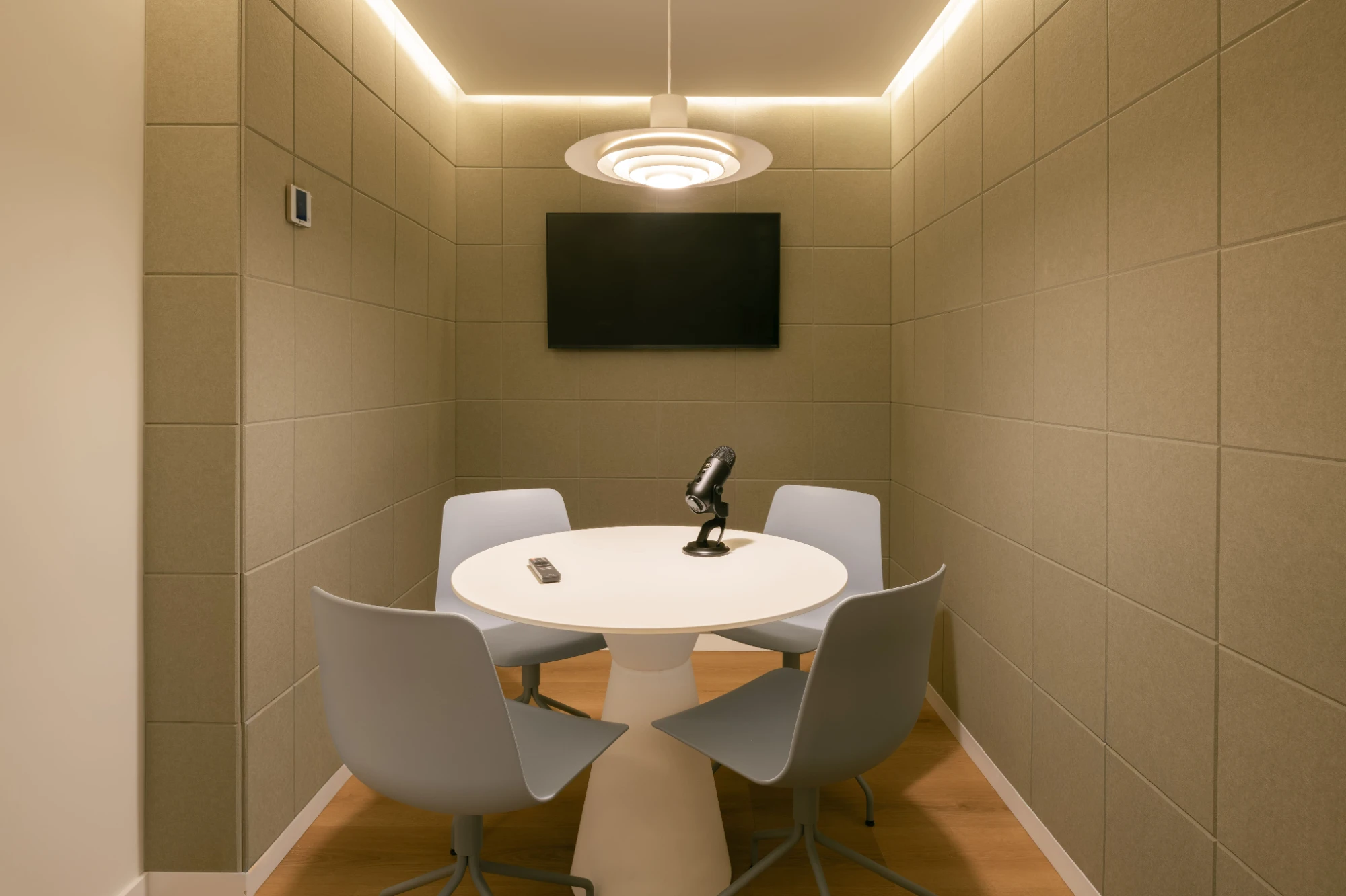 Hi Cowork, Meeting room for 4 people, Alicante