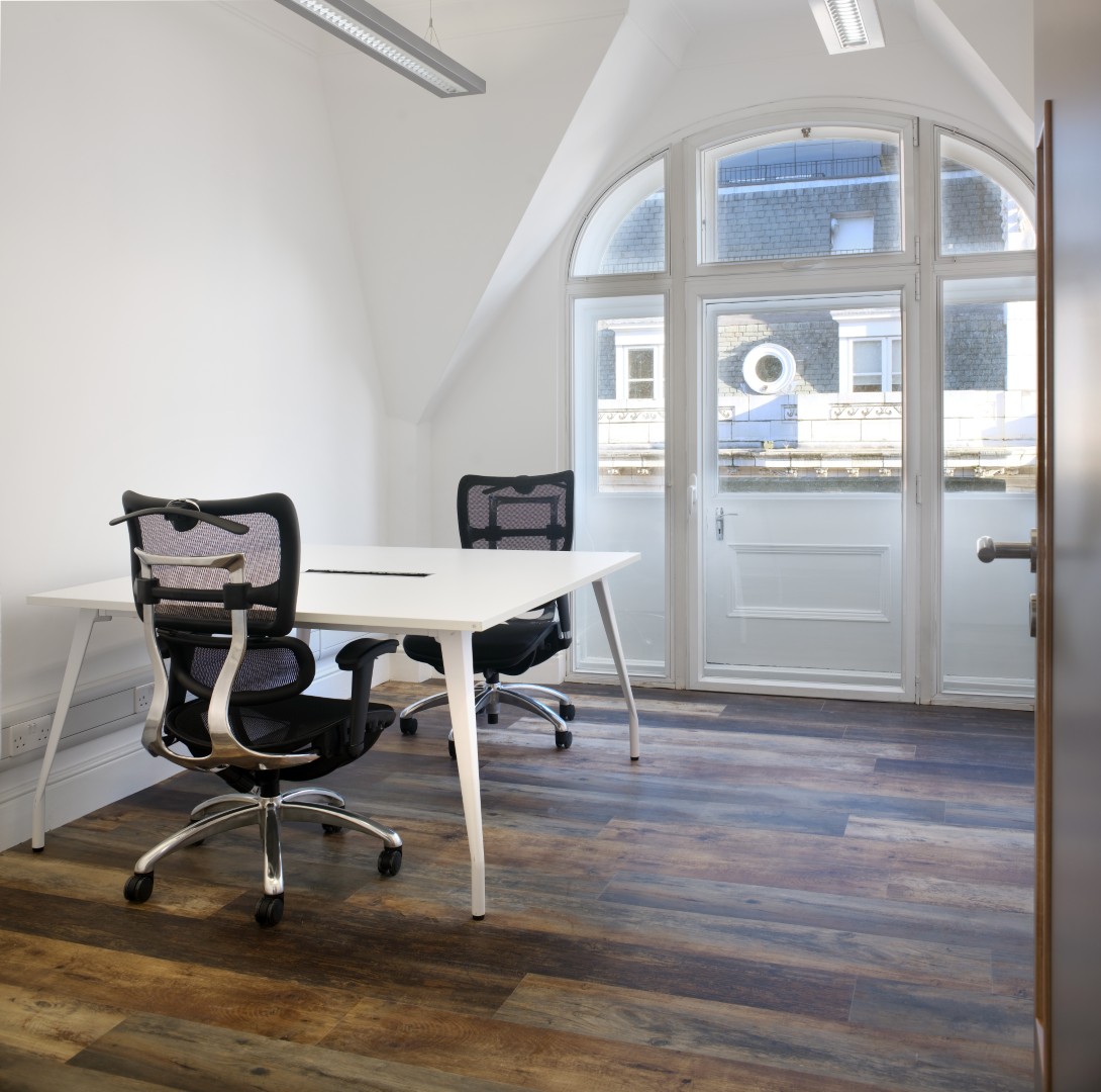 Halkin - 14 Hanover Square, Office 1.13B - 2 Desks, Londres