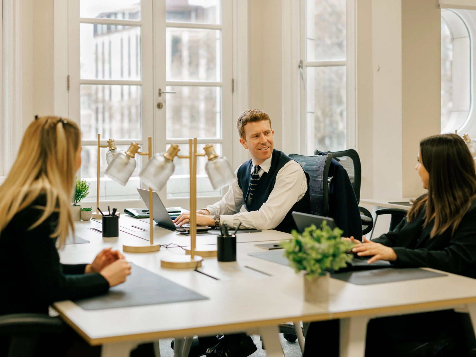 Halkin - 13 Hanover Square, Office 2.02 - 2 desks, Londres