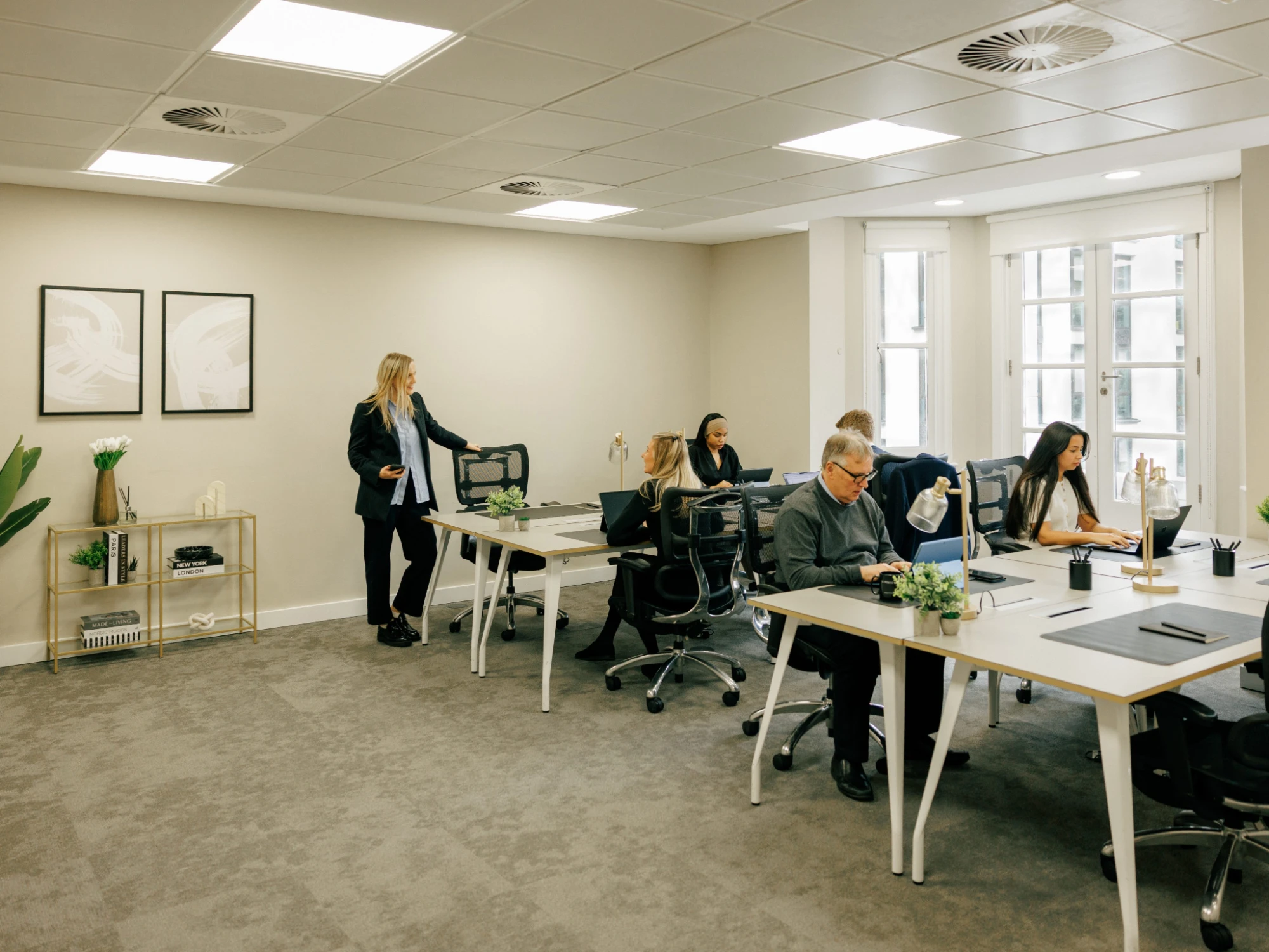 Halkin - 13 Hanover Square, Office 5.12 - 5 desks, Londres
