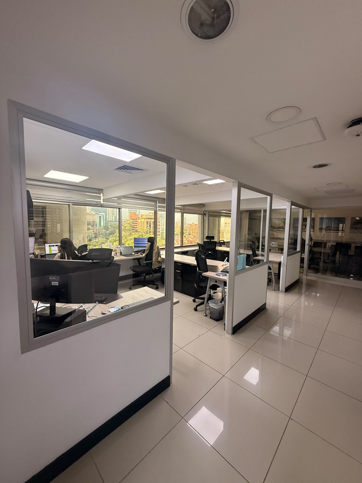 Oficina 907, Private office, 4 desks, Medellín