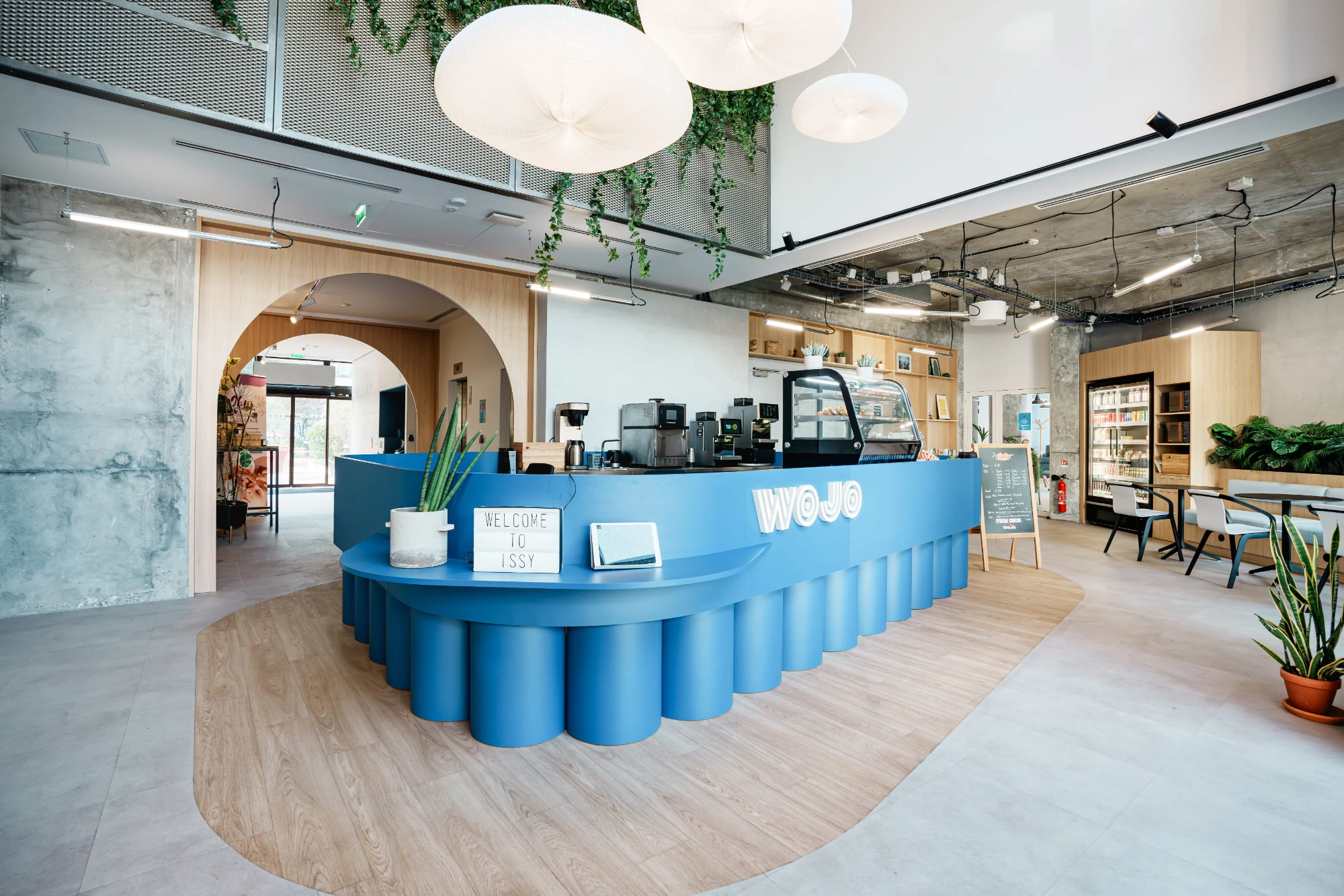 Wojo Issy-les-Moulineaux, Reception, Issy-les-Moulineaux