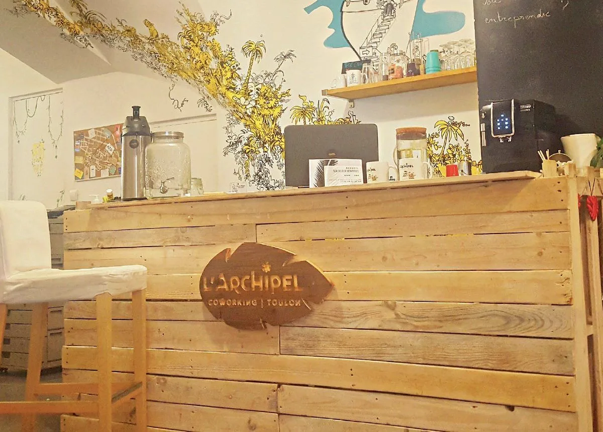 L'Archipel, Empfang, Toulon