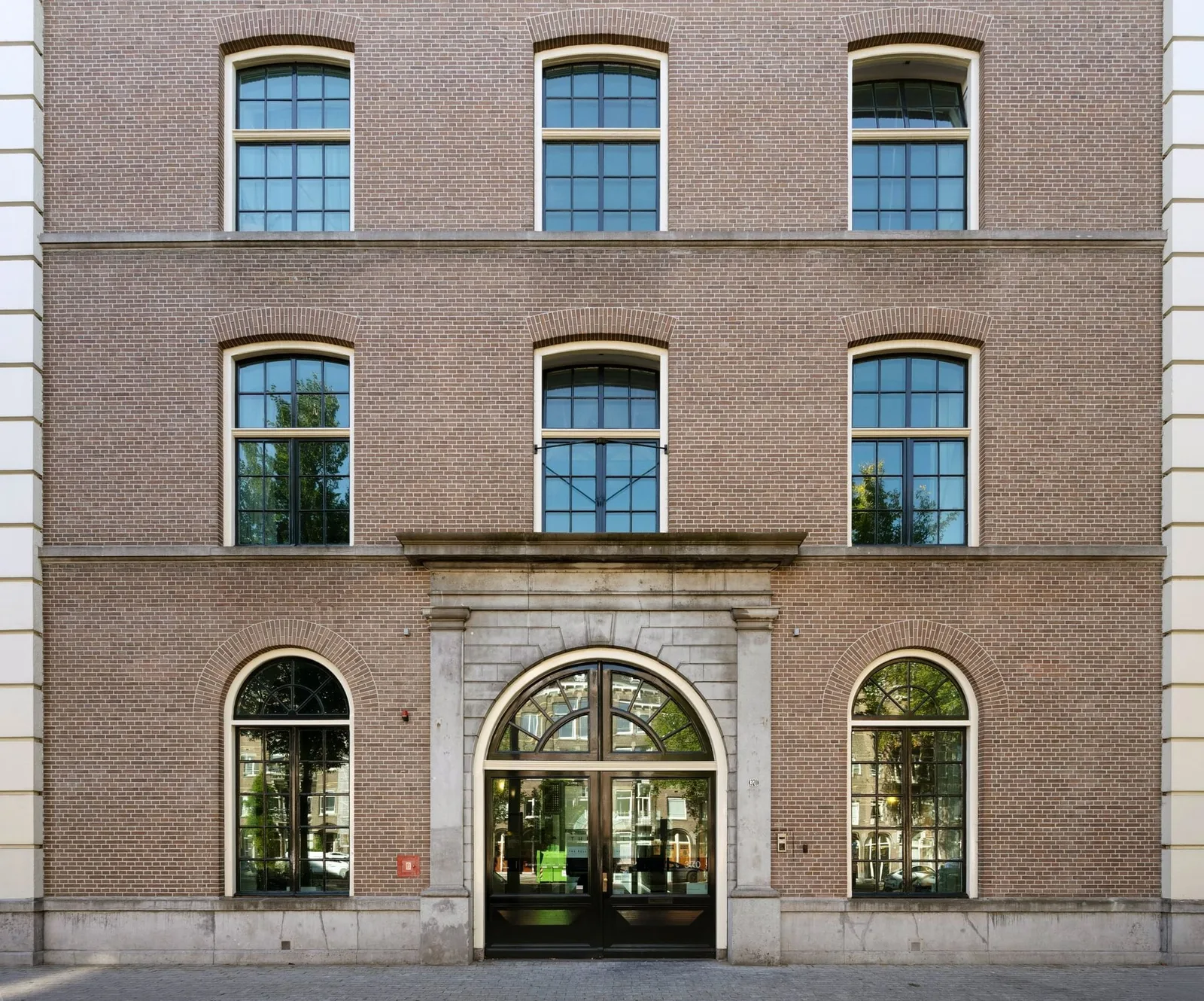 The Bell, Gevel van het gebouw, Amsterdam