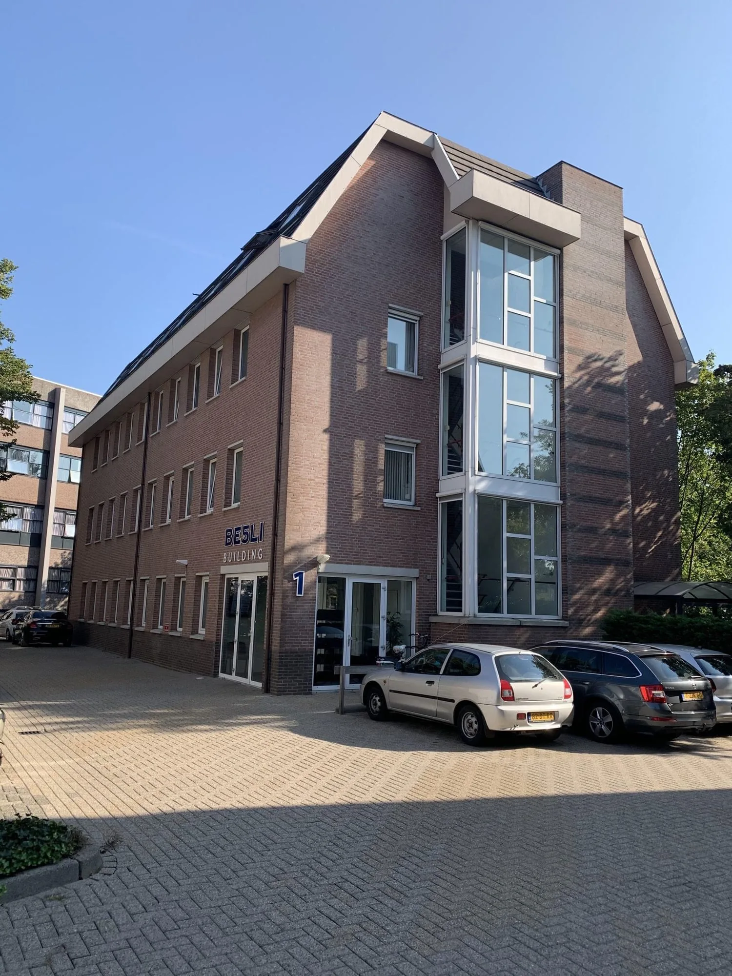 Besli Building, Façade, Ede