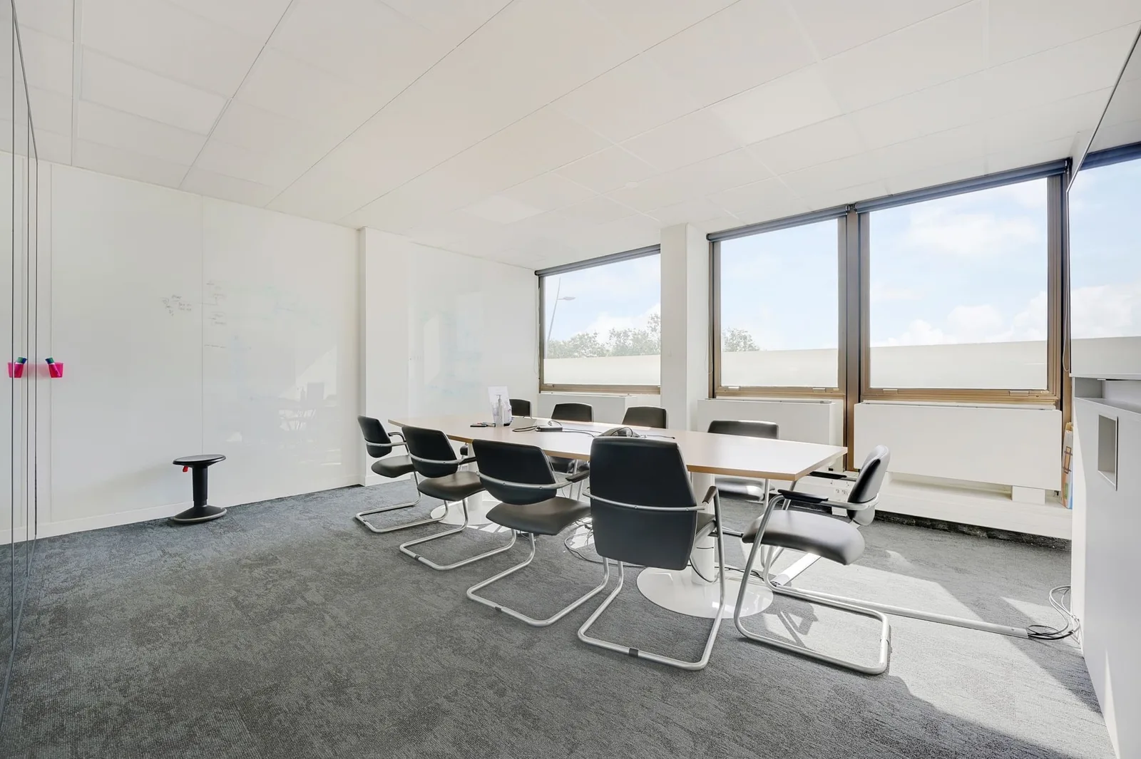 Bureaux de la Colline, Meeting room for 8 people, Saint-Cloud