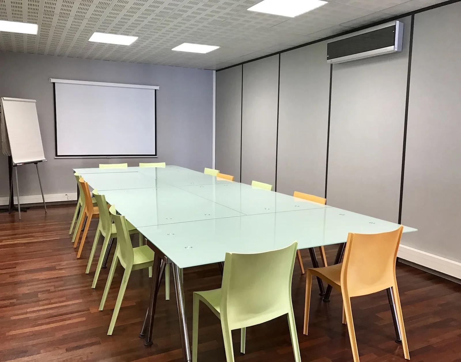 Les Bureaux Du Littoral, Besprechungsraum für 14 Personen, Marseille 15e