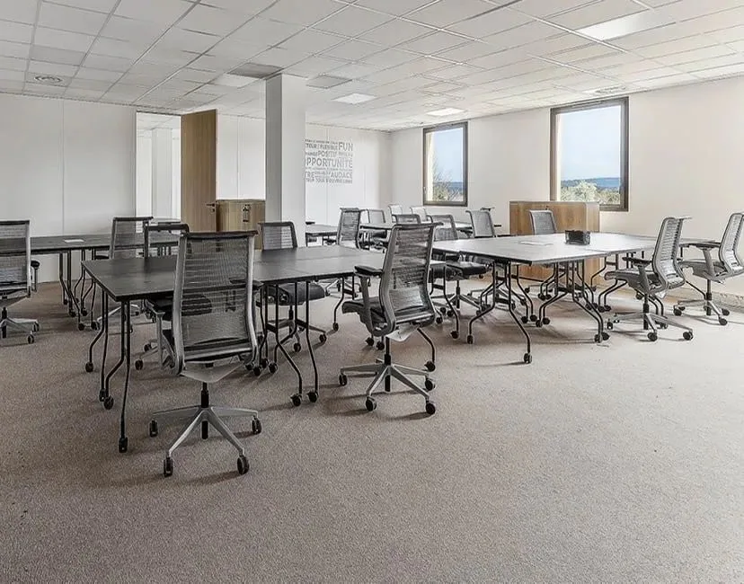 Buro Club Aix en provence Golf - Gare TGV, Open-plan office, Aix-en-Provence