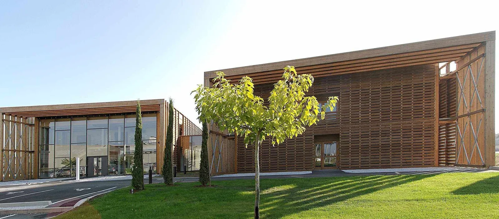 Buro Club Albi, Building facade, Terssac