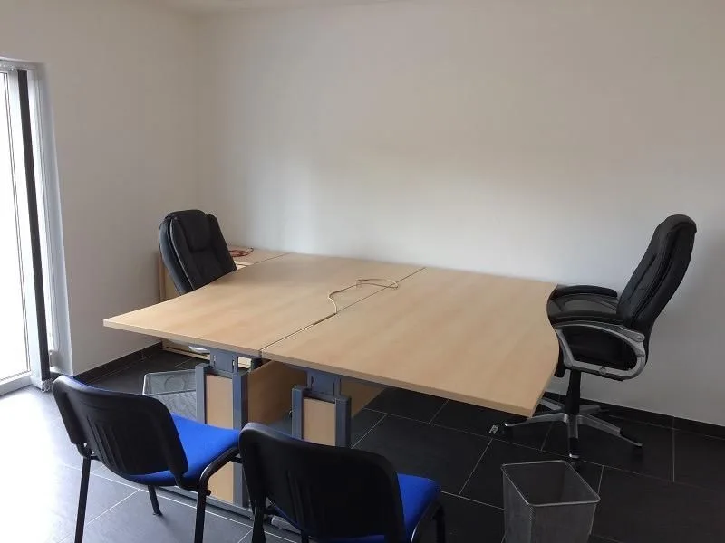 Business Center Des Awirs, Privékantoor met 2 werkplekken, Flémalle