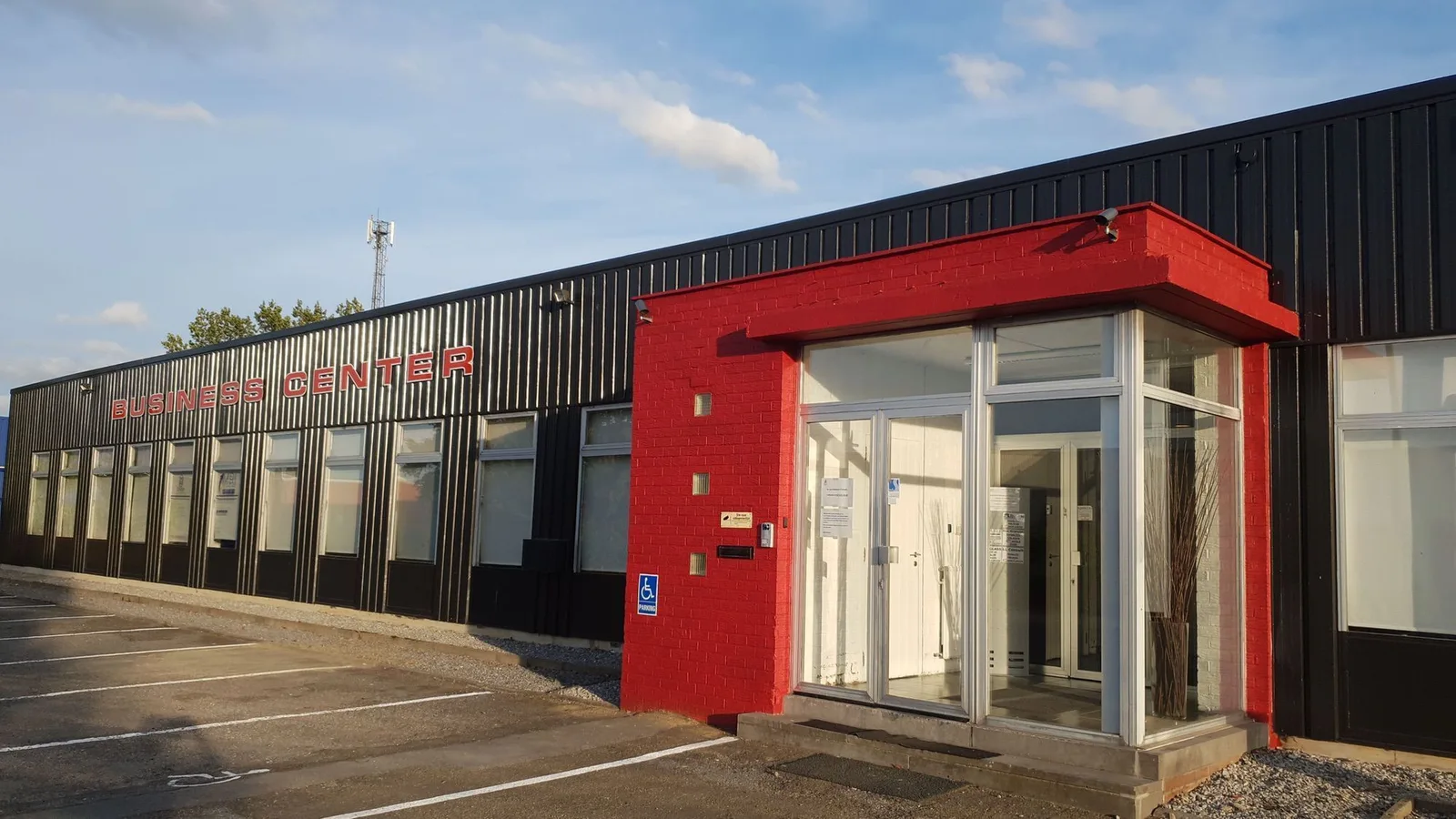 Ceres Group Business Center, Gevel van het gebouw, Charleroi