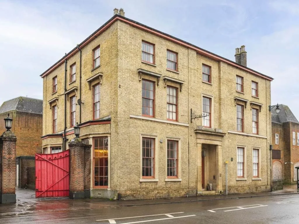 Common Grind, Façade, Royston