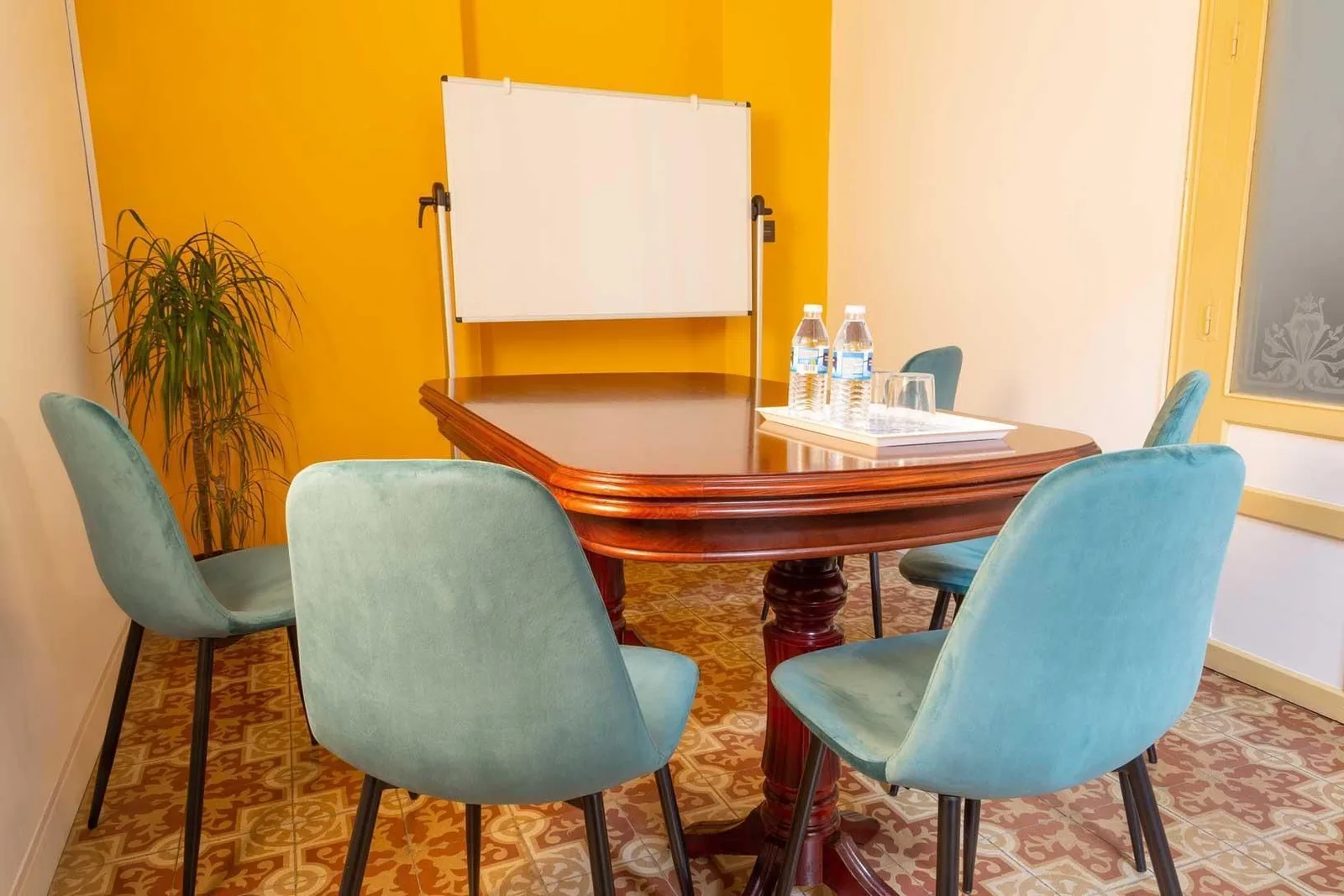 Conpartes, Sala de reuniones para 5 personas, Cáceres