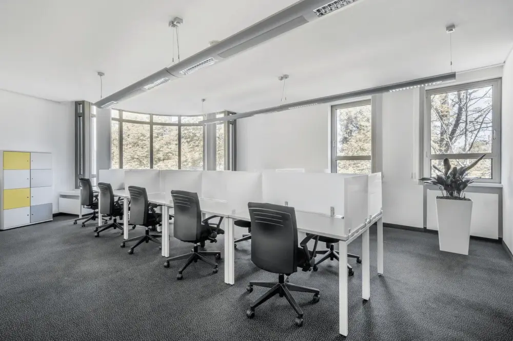 HQ IL, Chicago - E Huron St, Coworking desk, Chicago, IL