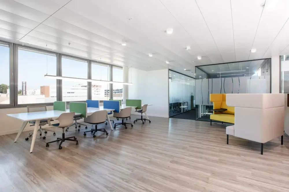 Regus IL, Oak Brook - Oak Brook Pointe, Coworking desk, Oak Brook, IL