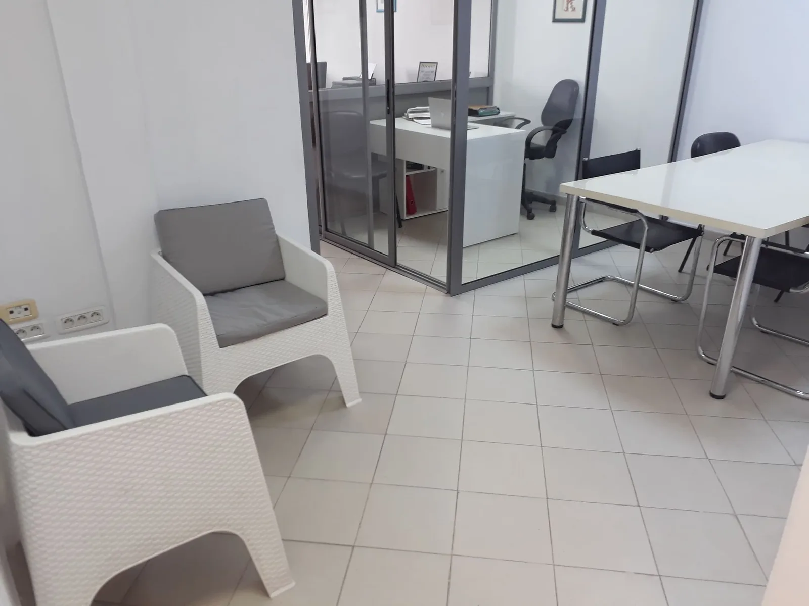 Le Dacilitateur, Salle de réunion 4 personnes, La Marsa