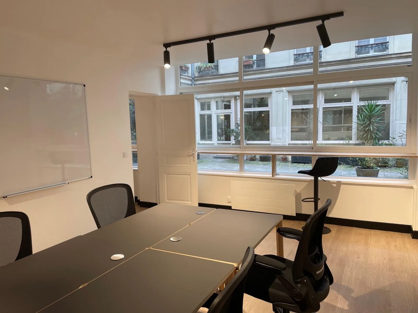 Deskapad 11 Temple, Meeting room for 4 people, Paris 3e