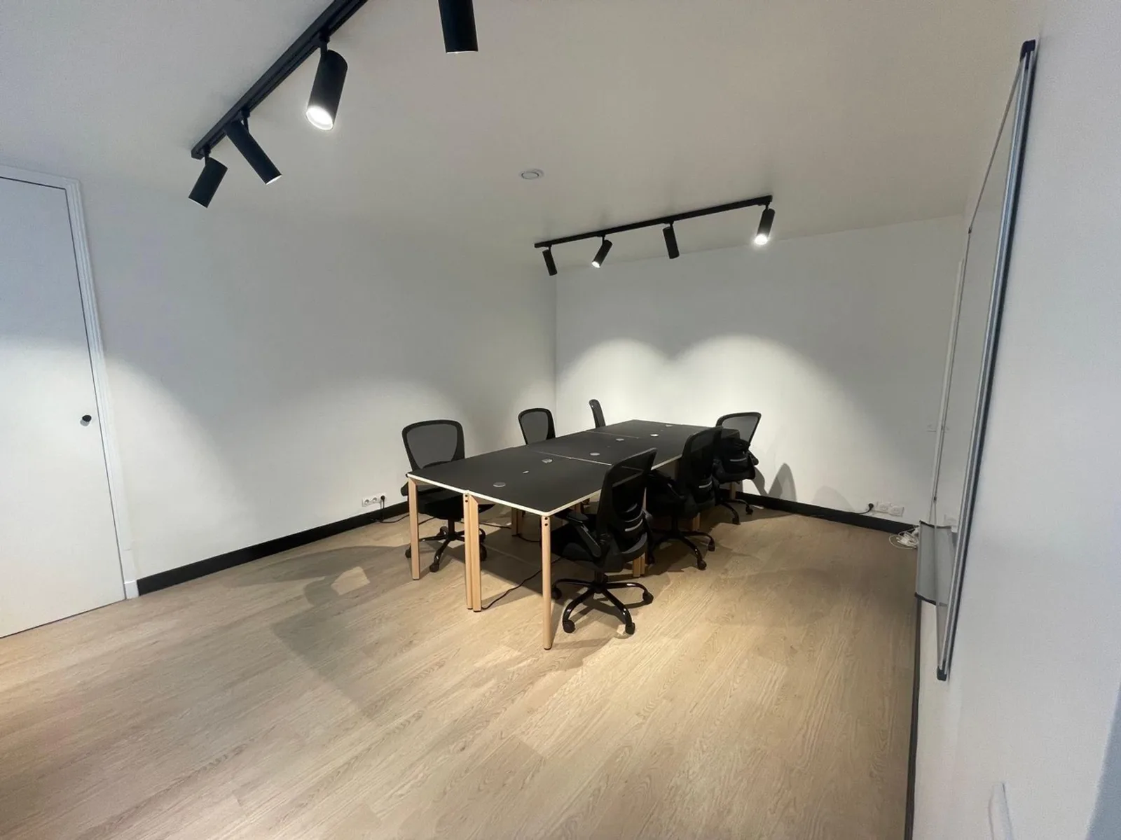 Deskapad 11 Temple, Meeting room for 6 people, Paris 3e