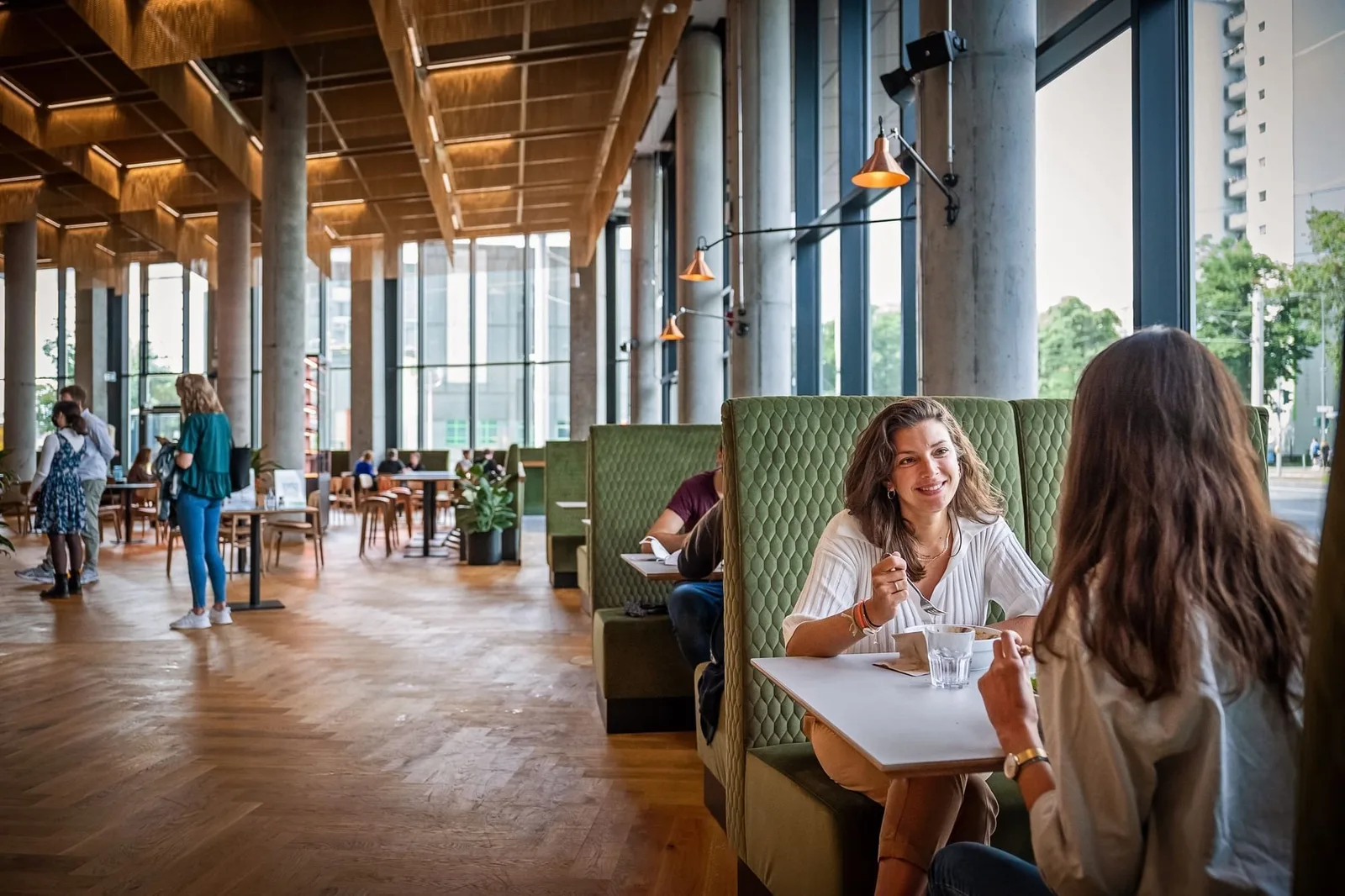EDGE Workspaces Grand Central, Cafeteria, Berlin