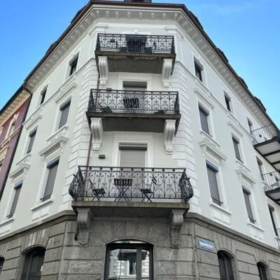 Elron Club, Facciata dell'edificio, Lucerna