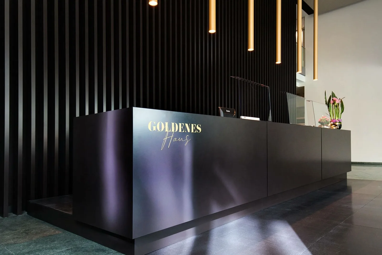 Goldenes Haus, Reception, Frankfurt am Main