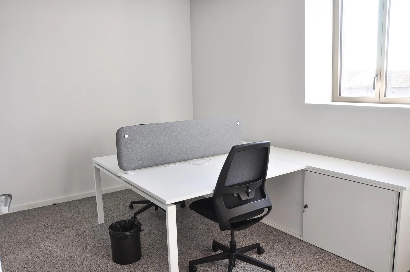 Hélice Galerie, Private office, 2 desks, Flin